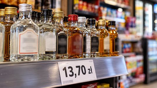 Gwałtowny wzrost cen „małpek” już wkrótce. Nawet 14 zł za małą butelkę i widmo zakazu