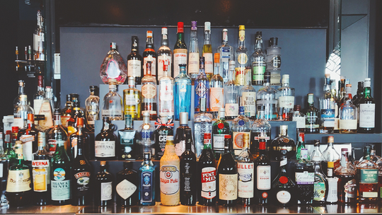 Ze sklepowych półek znika 1,3 mln małpek dziennie. System kaucyjny je wykończy?