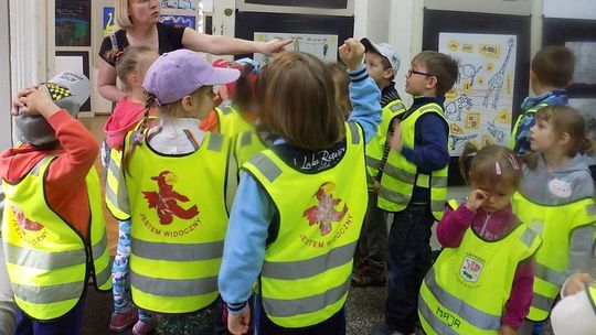 Maluchy oglądają wystawę