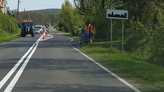 Malują pasy na drogach wojewódzkiej i krajowej