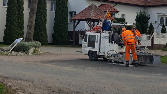 Malują pasy na głównej drodze w powiecie