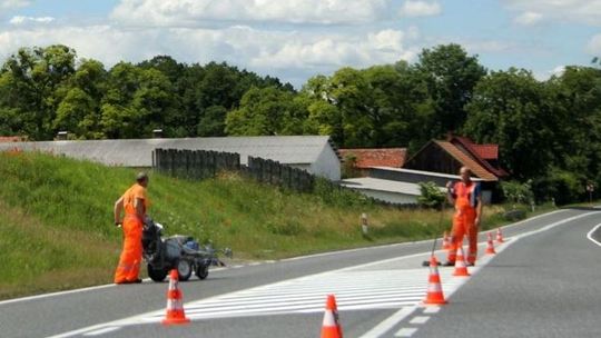Malują pasy. Potrzebna ostrożność