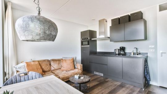 Mały salon z kuchnią: 5 nietypowych pomysłów na ciekawe wnętrze