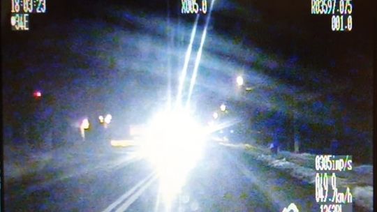 Mandat i punkty karne za mruganie światłami. "Przestrzegał"policjantów w nieoznakowanym