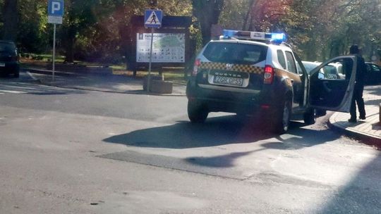 Mandaty za złe parkowanie koło banku