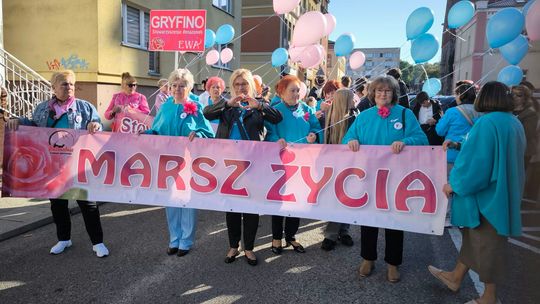 Marsz Życia w Gryfinie. Różowa i niebieska wstążka w symbolicznym geście solidarności