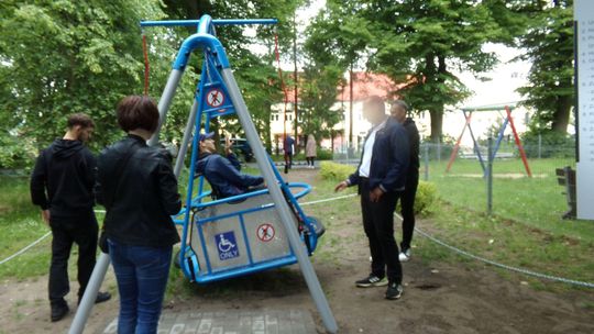 Marzyli o tym i mają. Huśtawka dla osób na wózkach inwalidzkich