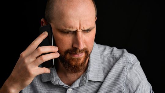 Tajemnicze telefony w nocy i nad ranem. Sprawdź jak nie dać się oszukać i rozpoznać numery z Afryki