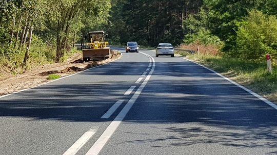 Maszyna na ścieżce rowerowej stwarza niebezpieczeństwo na drodze dla aut