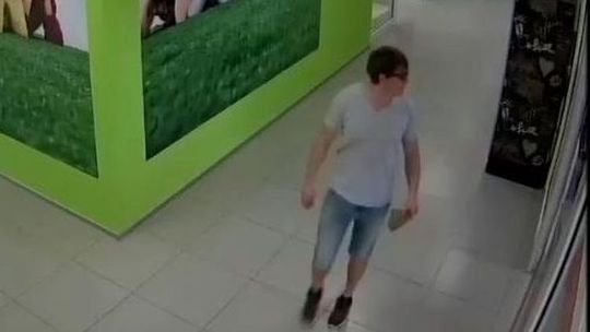 Matka ukradła w szkole telefon innemu dziecku. Kamera to nagrała 