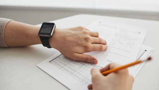 Matury i egzaminy ósmoklasistów zdawane poza szkołą? Uczniowie nie muszą mieć tak dużo wolnego