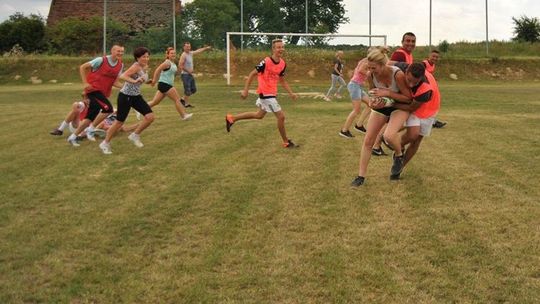 Mecz rugby między kobietami a mężczyznami