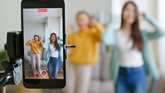 Platformy społecznościowe nie dla dzieci w podstawówkach? Sam zakaz to za mało