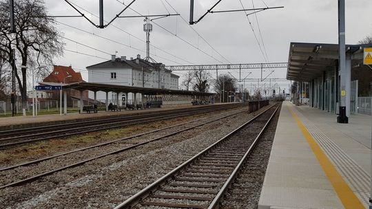 Megafony na peronach trzeba przełożyć i zmniejszyć ich głośność – uważa czytelnik