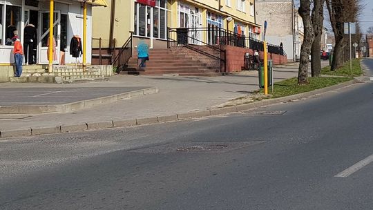 Meneliada koło urzędu gminy i posterunku policji [LIST]