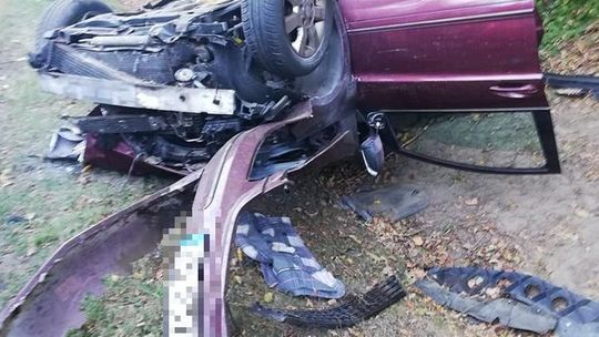 Mercedesem dachował na drodze