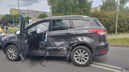 Mercedesem uderzył najpierw w Forda. Auto uderzone z dwóch stron naprzeciw Intermarche