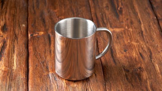 Metalowy kubek z logo firmy – trwały i stylowy gadżet reklamowy, który przypadnie do gustu każdemu