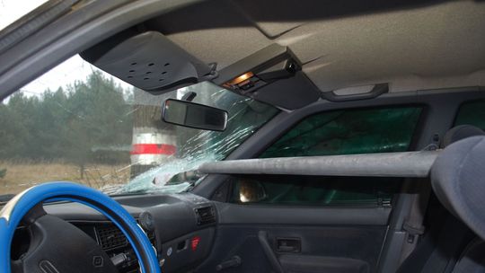 Metalowy pręt wbił się w jadące auto [FOTO]