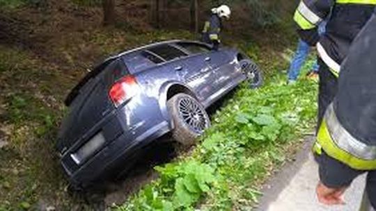 Mężczyzna z dzieckiem w wózku nagle wszedł pod samochód