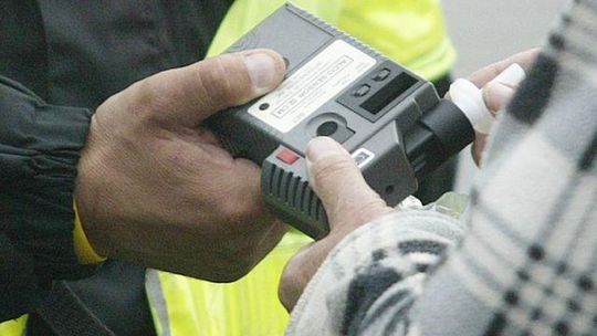 Miał 3 promile alkoholu we krwi i jeździł po Gryfinie. Podobno nadal kpi z policji