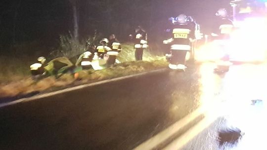 Miał ponad 3 promile i jechał z dziewczyną. Wyciągali ich z rowu