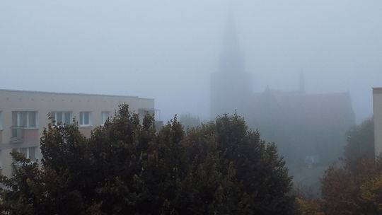 Miasto spowite poranną mgłą