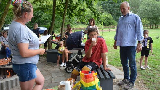 Mieczysław Sawaryn kupił mieszkańcom kiełbasę na ognisko i napoje