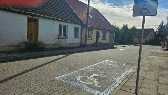 Miejsce parkingowe będzie niekorzystne dla osoby niepełnosprawnej? Kontrowersje wobec zmiany organizacji ruchu