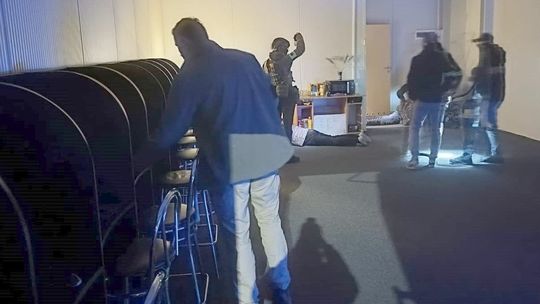 Mieli nielegalny punkt z oknami zaklejonymi folią. Wkroczyli tam funkcjonariusze