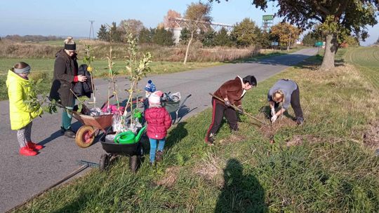 Mieszkańcy posadzili owocowe drzewka. W pracy pomagały dzieci [FOTO]