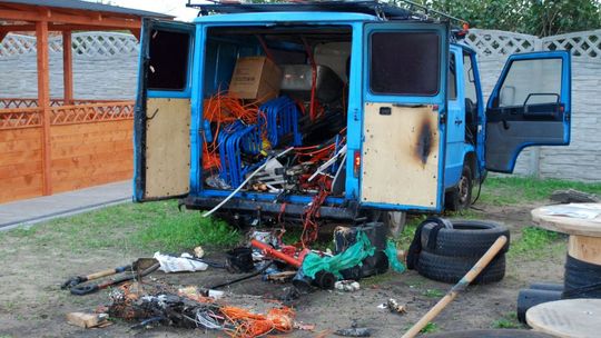 Mieszkańcy sami zaczęli gasić mercedesa