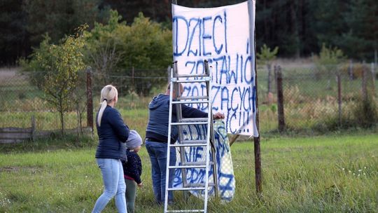 Mieszkańcy wieszają banery. Protest przeciwko przekształceniu szkoły