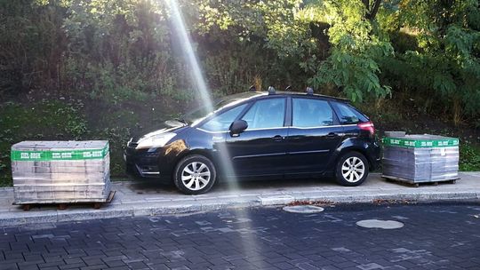 Mieszkaniec: bezczelnie zastawiali auta. Pracownik: chcemy nauczyć ludzi parkować