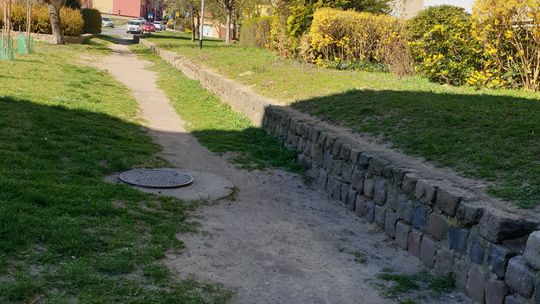 Mieszkaniec prosi o wytłumaczenie zmian komunikacyjnych między blokami