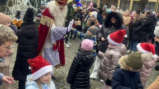 Mikołaj prosto z Niderlandów z Czarnymi Piotrusiami odwiedził południe powiatu