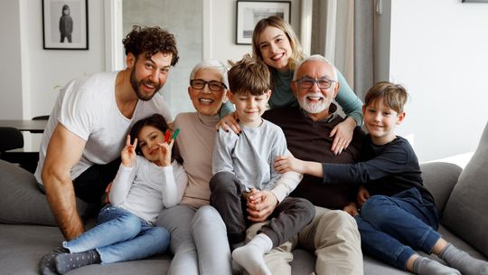 Dramat seniorów: miliardy długu przez pomoc dzieciom i wnukom trzęsą budżetami polskich emerytów