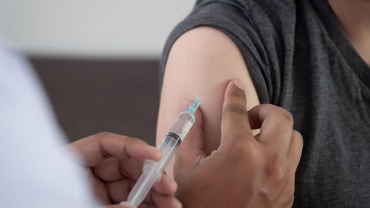 Wyrzucamy szczepionki, a Covid gwałtownie atakuje. Rośnie liczba zgonów