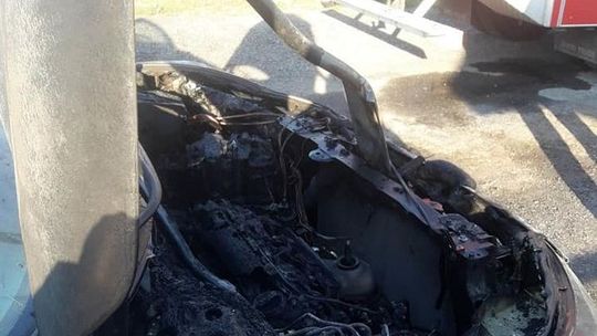 Mimo że się zapalił, to uratowali samochód Mimo że się zapalił, to uratowali samochód