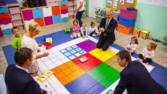 Minister Halicki i poseł Napieralski bawili się w przedszkolu