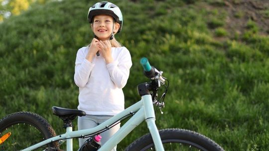 Dzieci i młodzież dostaną od ministerstwa kaski na rower. Minister idzie na zakupy