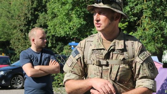 Minister Macierewicz powołał dyrektora detektorystę w amerykańskim mundurze