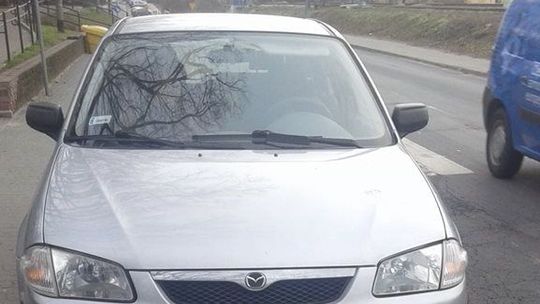 Mistrz kierownicy przed bramą cmentarza