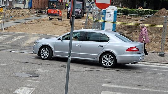 Mistrz kierownicy z Gryfina: Zablokował pasy i plac budowy, a potem o mało nie potrącił pieszej