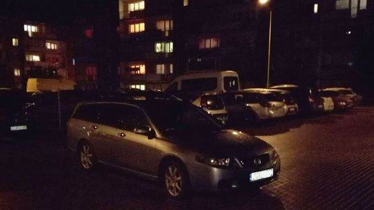 Mistrz parkowania blokuje wyjazd