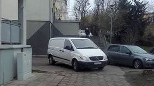 Mistrz parkowania koło szpitala