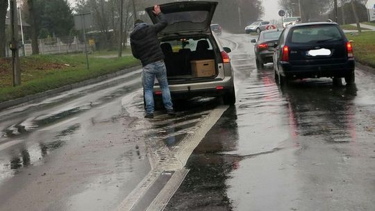 Mistrz parkowania na środku Łużyckiej