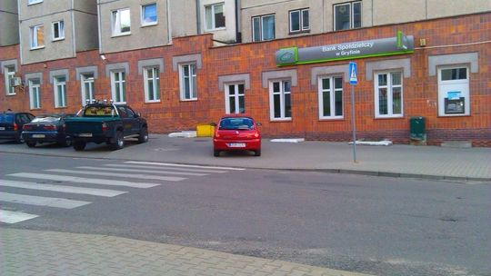 Mistrz parkowania pod bankiem