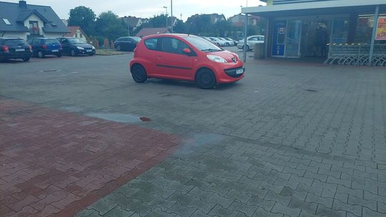 Mistrz parkowania przed Biedronką Mistrz parkowania przed Biedronką