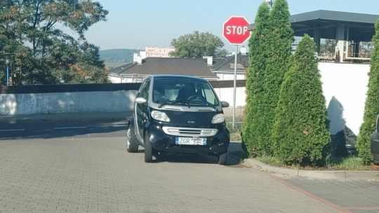 Mistrz parkowania przy znaku STOP